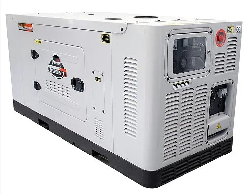 Técnico fazendo manutenção em painel solar com ferramentas especializadas